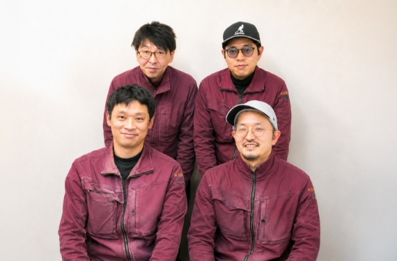 髪型・髪色、ひげ・ピアスも自由